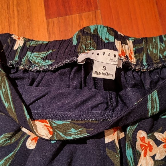 M Boutique - Navy Flower Shorts - Small - Picture 6 of 6